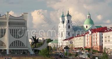 格罗德诺，白俄罗斯。 格罗德诺地区戏剧剧院、圣弗朗西斯·泽维尔大教堂和莫斯托瓦贾和基罗瓦街的交通